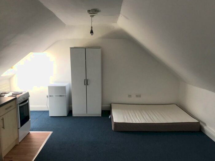 Studio To Rent In Grosvenor Road, Southampton, Hampshire, SO17