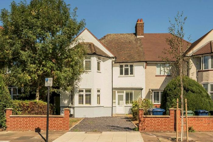 4 Bedroom Property To Rent In Lynton Road, London, W3