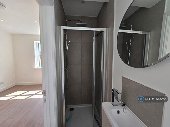 2 Bedroom Flat To Rent In Brook House, Reigate, RH2
