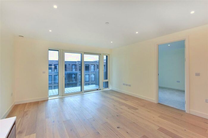 1 Bedroom Flat To Rent In Hampton Apartments, Duke Of Wellington Avenue, London, SE18