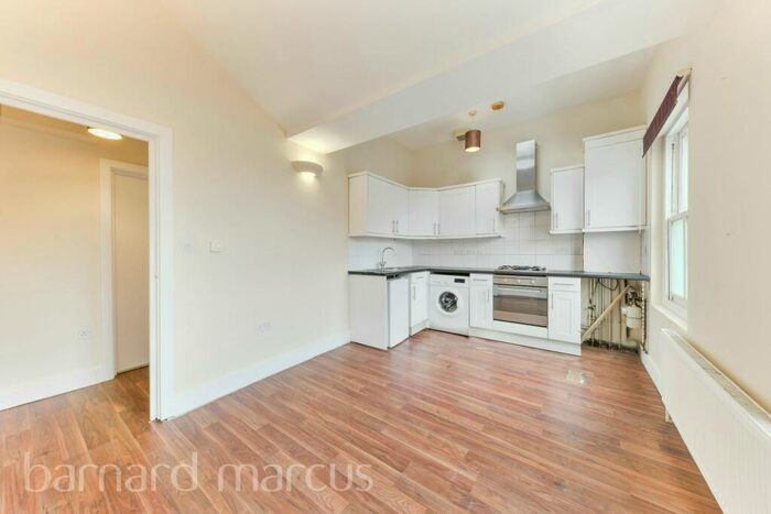 Flat To Rent In Maple Road, London, SE20