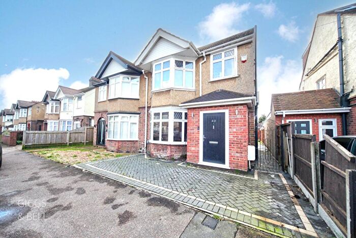 3 Bedroom Semi Detached House For Sale In Durham Road, Luton, Bedfordshire, LU2