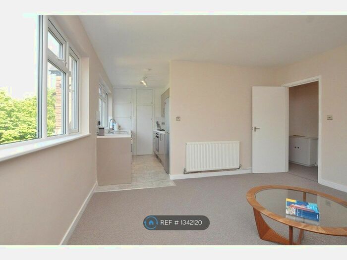 2 Bedroom Flat To Rent In Burnt Ash Hill, London, SE12