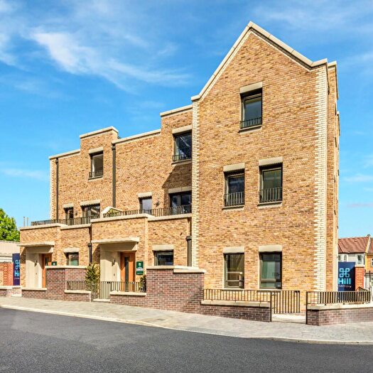 3 Bedroom Town House For Sale In North Gate Park, London, N15