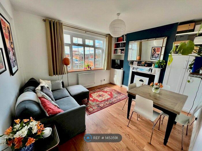 2 Bedroom Flat To Rent In Moira Court, London, SW17