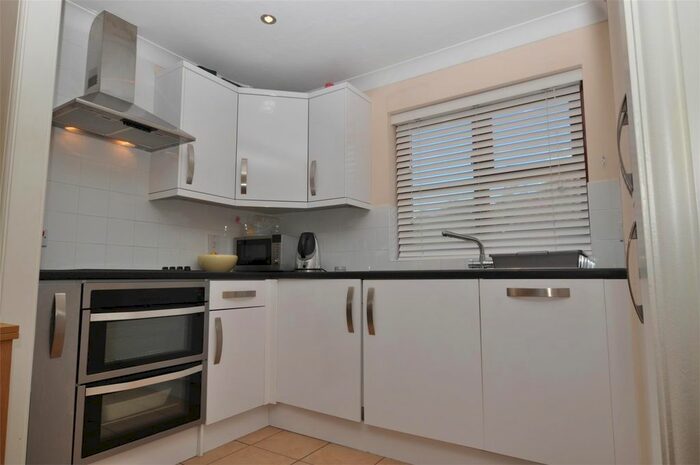 1 Bedroom Detached Bungalow To Rent In Beaumont Place, Isleworth, TW7