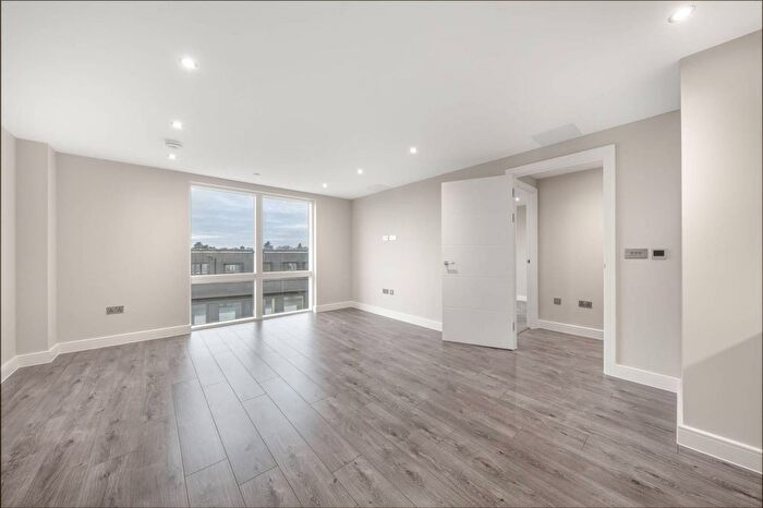 2 Bedroom Flat For Sale In Junction Court, Watford, WD17