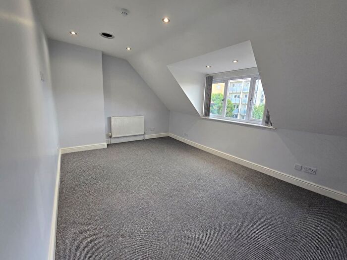 3 Bedroom Flat To Rent In High Road, Uxbridge, UB10