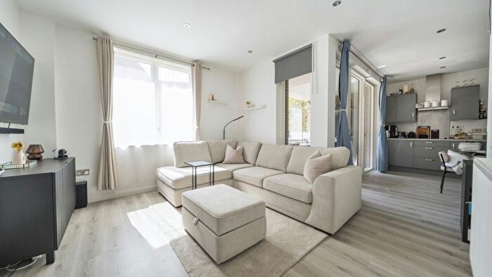 1 Bedroom Flat For Sale In Fielders Crescent, Barking, IG11