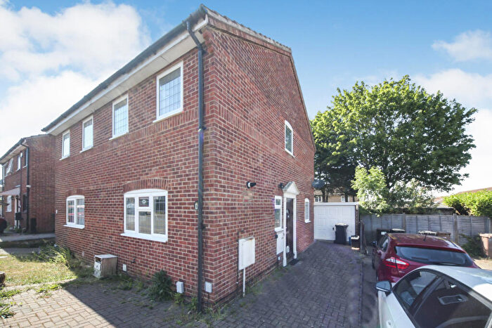 2 Bedroom House To Rent In Goshawk Close, Luton, Bedfordshire, LU4