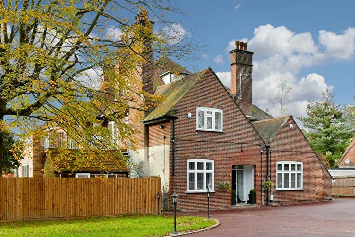4 Bedroom Maisonette To Rent In Woodland Way Kingswood Surrey, KT20
