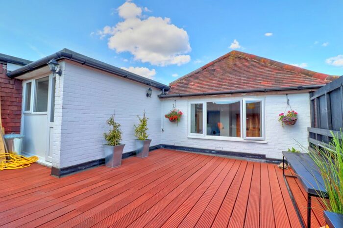 2 Bedroom Flat To Rent In Woodside Road, Amersham, Buckinghamshire, HP6