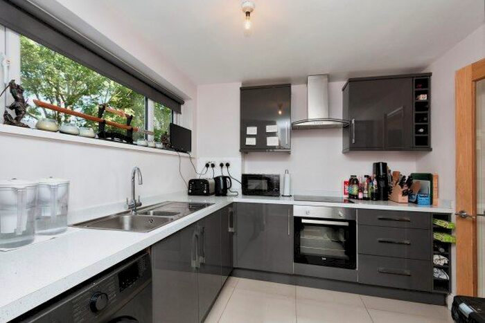 2 Bedroom Flat To Rent In Mount Pleasant, Tadley, RG26