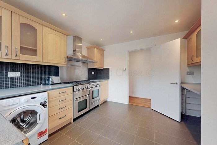 2 Bedroom Flat To Rent In Whittington Court, Aylmer Road, East Finchley, N2