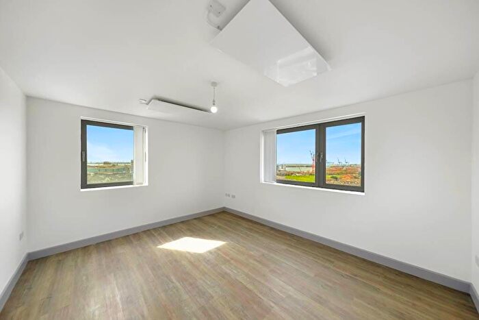 3 Bedroom Apartment To Rent In Dean House, L22