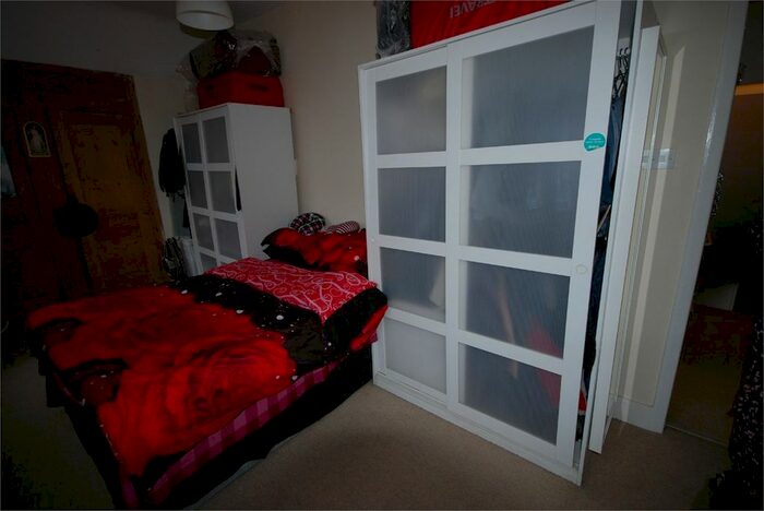 2 Bedroom Flat To Rent In Mellison Road, Tooting Broadway, SW17