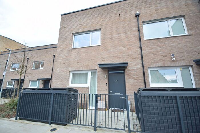 3 Bedroom Town House To Rent In High View, Hatfield, AL10