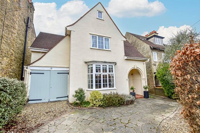 4 Bedroom Detached House For Sale In Montague Road, Berkhamsted, HP4