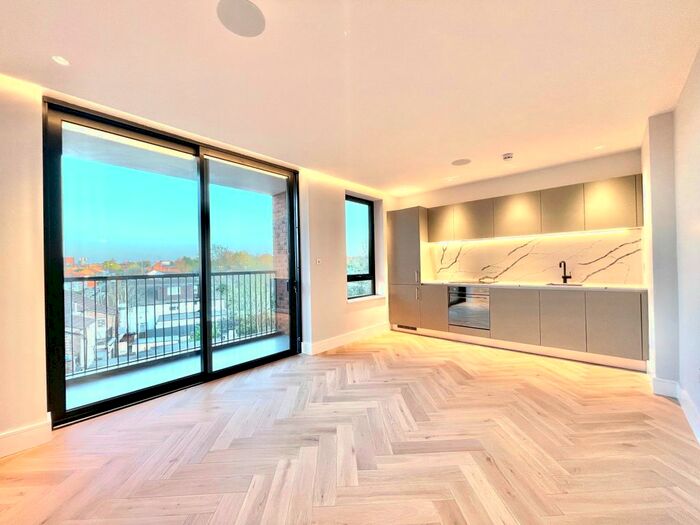 2 Bedroom Flat To Rent In Long Lane, London, N3