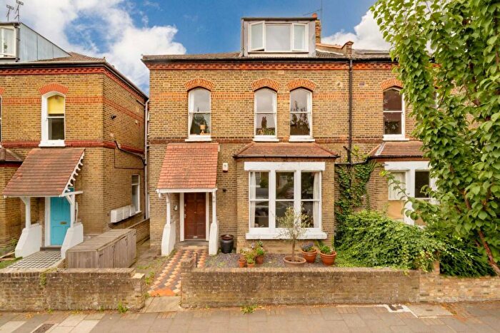 3 Bedroom Flat For Sale In Finsbury Park Road, London, N4