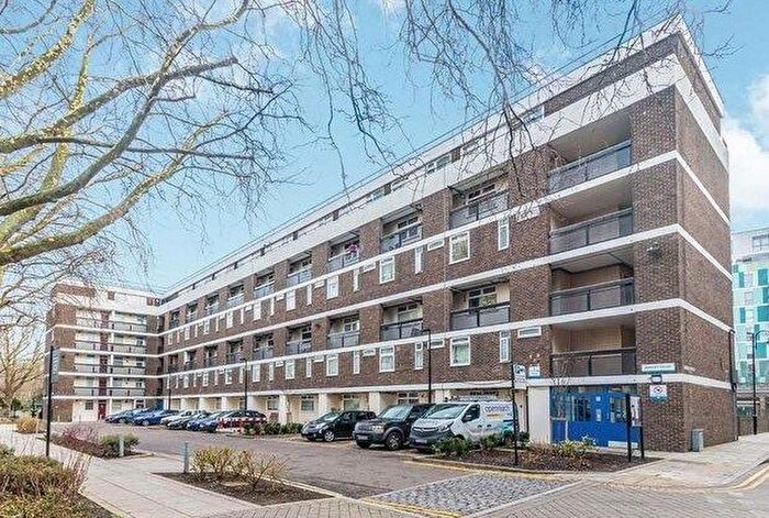 3 Bedroom Flat To Rent In Dickens Estate, London, SE16