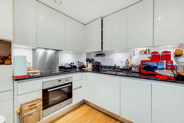 2 Bedroom Flat To Rent In Royal Carriage Mews, Woolwich, London, SE18