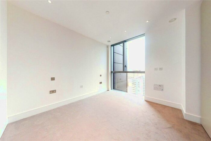 2 Bedroom Flat To Rent In Carrara Tower, London, EC1V
