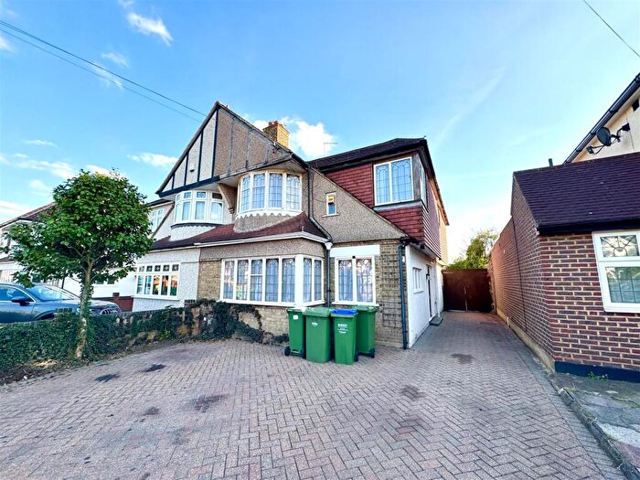 4 Bedroom Semi-Detached House For Sale In Chestnut Drive, Bexleyheath, DA7