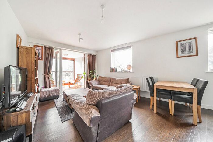 2 Bedroom Flat For Sale In Kenneth Way, Ealing, London, W5