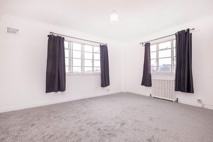 2 Bedroom Flat To Rent In Corner Fielde, Streatham Hill, London, SW2