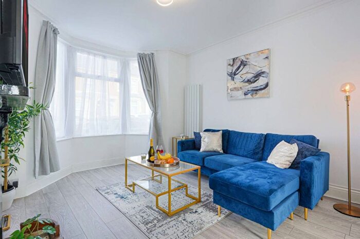 3 Bedroom Flat To Rent In Northampton District, NN2