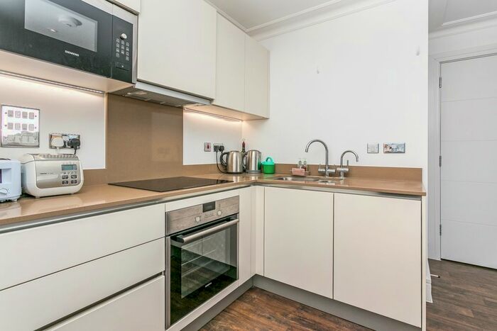 2 Bedroom Flat To Rent In Acre Passage, Windsor, SL4