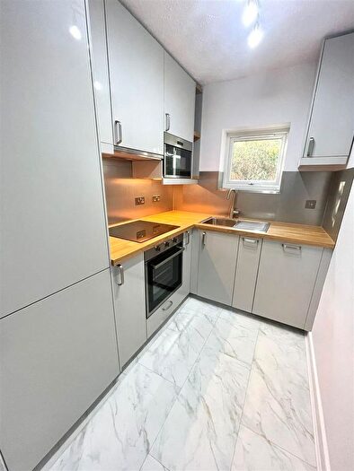 2 Bedroom Flat To Rent In Eleanor Close, London, SE16