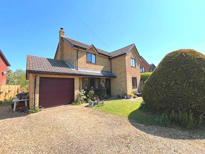 4 Bedroom Detached House For Sale In New Road, Porchfield, PO30