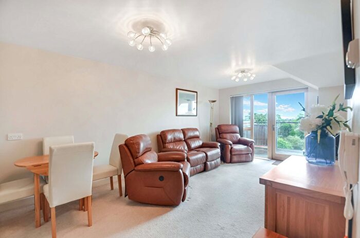 2 Bedroom Flat For Sale In South Lake Crescent, Woodley, Reading, RG5