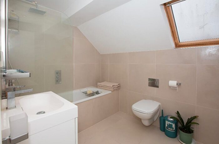 1 Bedroom Apartment For Sale In Park Mount, Harpenden, Hertfordshire, AL5