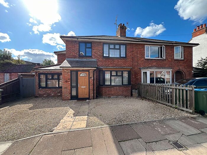 4 Bedroom Semi-Detached House For Sale In Tindal Road, Aylesbury, HP20