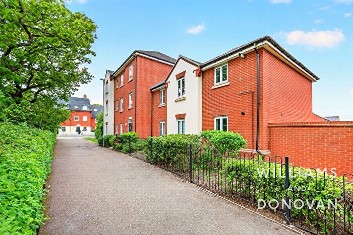 2 Bedroom Flat For Sale In Robins Path, Thundersley, SS7