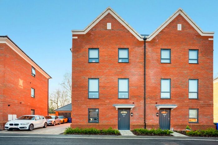 4 Bedroom Semi-Detached House To Rent In Darbyshire Road, Aldershot, GU11