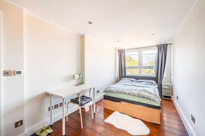 2 Bedroom Flat To Rent In St Quintin Gardens, North Kensington, London, W10