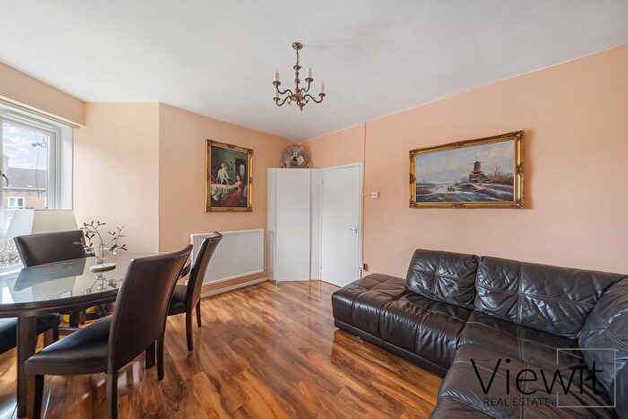 3 Bedroom Flat For Sale In Dorset Road, London, SW8