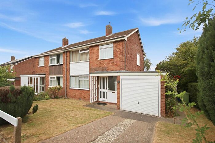 3 Bedroom Semi-Detached House For Sale In Newbridge Lane, Brimington, Chesterfield, S43