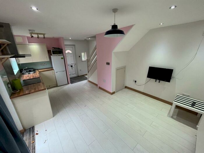 1 Bedroom House To Rent In Lockhart Close, Manchester, M12