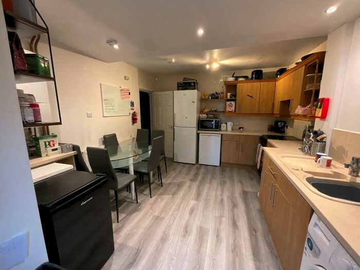 5 Bedroom Semi-Detached House To Rent In Woodside Road, Nottingham, Nottinghamshire, NG9