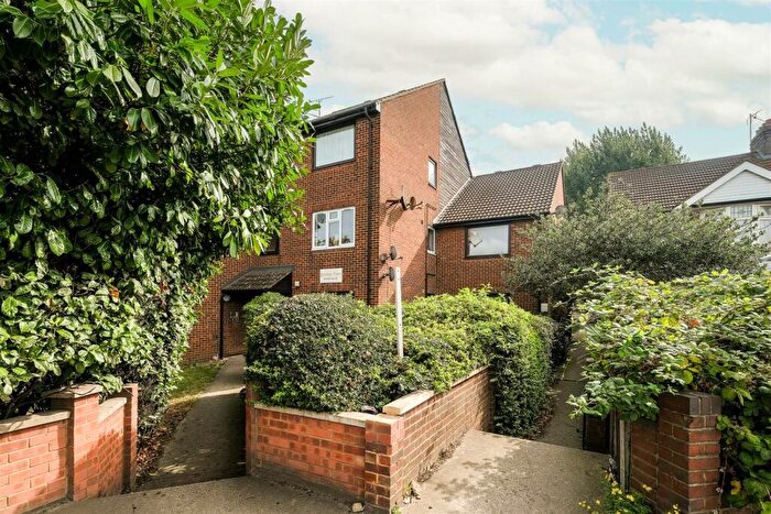 2 Bedroom Flat To Rent In Riverleigh Court, Hall Lane, Chingford, E4