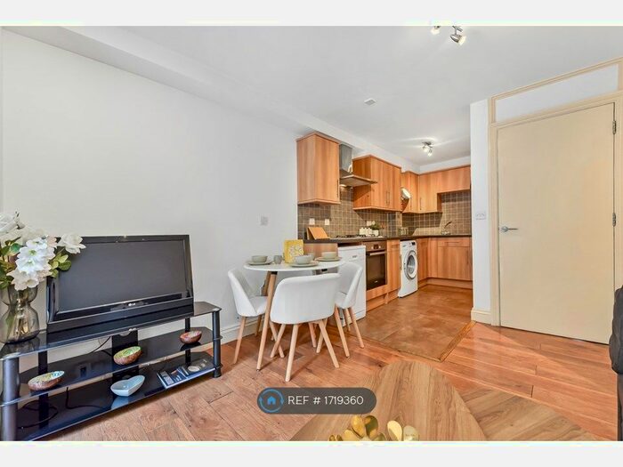 4 Bedroom Maisonette To Rent In Airdrie Close, London, N1