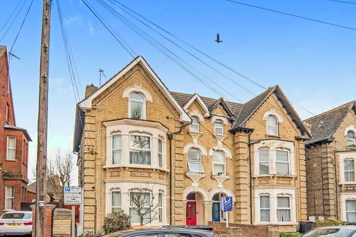 2 Bedroom Flat To Rent In Chaucer Road, Bedford, MK40