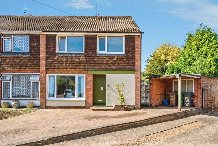 3 Bedroom Semi Detached House For Sale In Browns Close, Luton, Bedfordshire, LU4