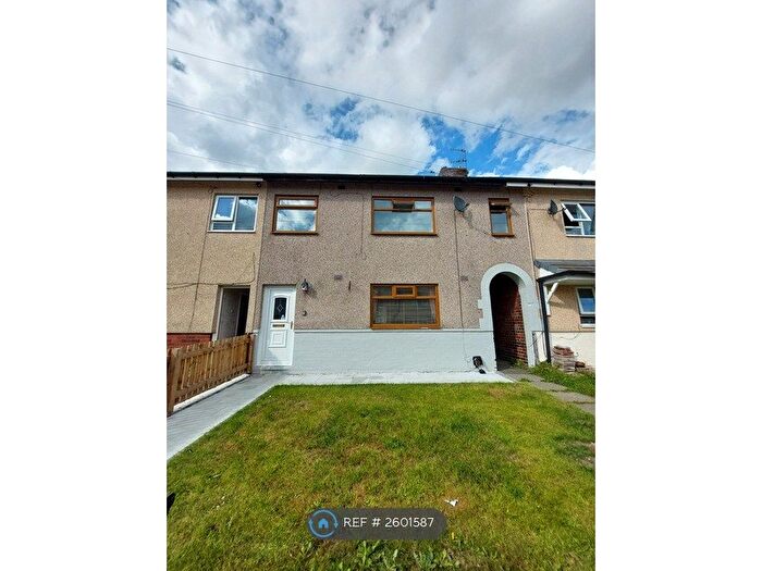 4 Bedroom Semi-Detached House To Rent In Kings Grove, Rochdale, OL12