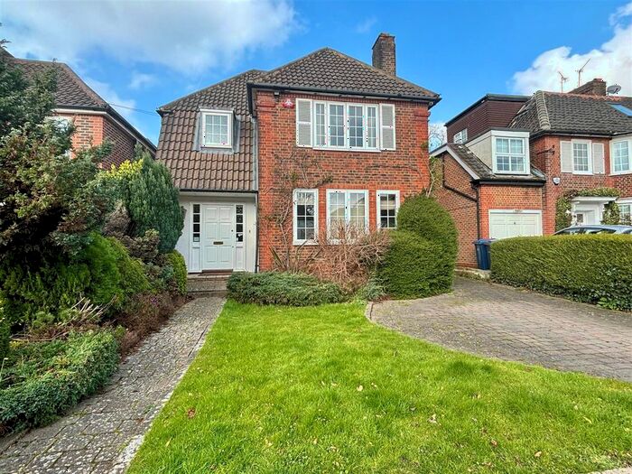 3 Bedroom Detached House To Rent In Southway, London, N20